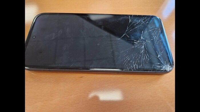 携帯は戻って来たがガラスも砕けてほぼ使用不可の状態に