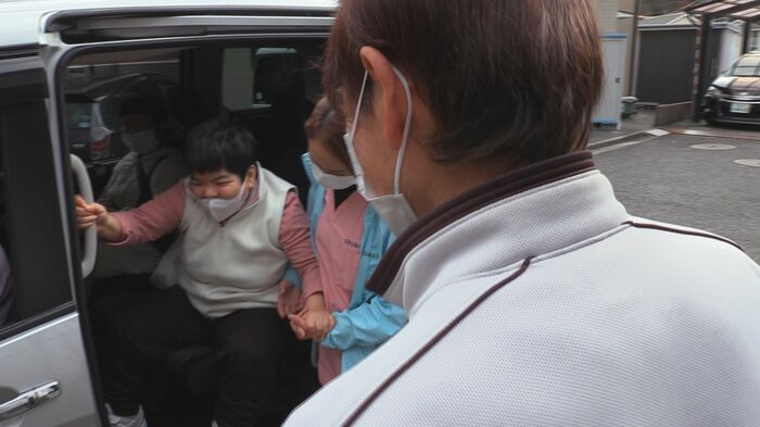 施設から帰ってきた和華さんを迎える父・秀紀さん