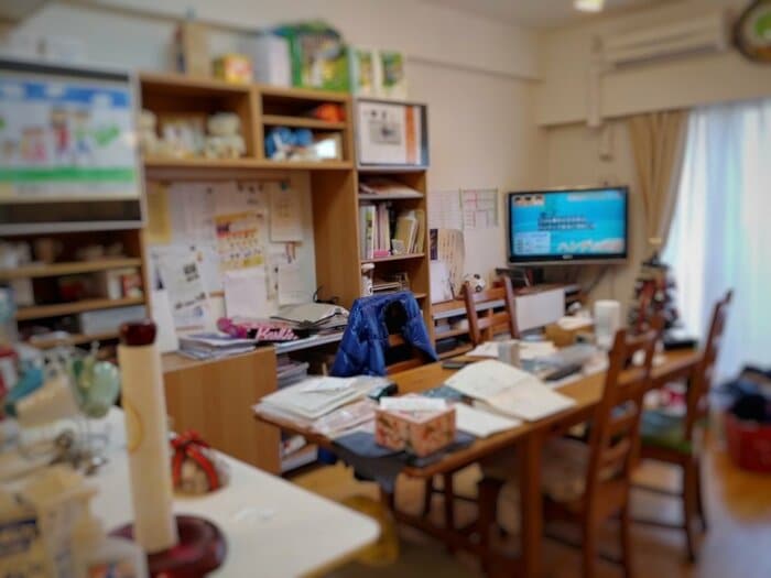 とりあえず・・・と、テーブルや壁など目につきやすいところに積み重なりがちな紙類(石阪さん提供)