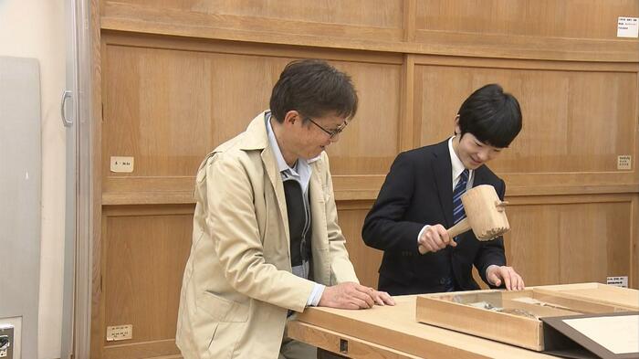木槌の重さを確められる悠仁さま