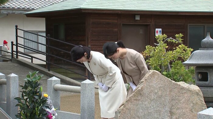 慰霊碑に拝礼される紀子さまと佳子さま