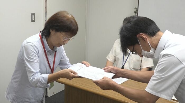 異議申し出書を手渡す県労働組合総連合の寺崎洋子議長