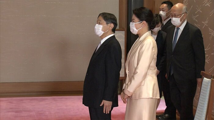 一人一人に歩み寄り、声を掛けられた天皇皇后両陛下