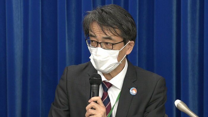 専門家会議の後、記者会見に臨む脇田座長(午後8時ごろ 厚労省)