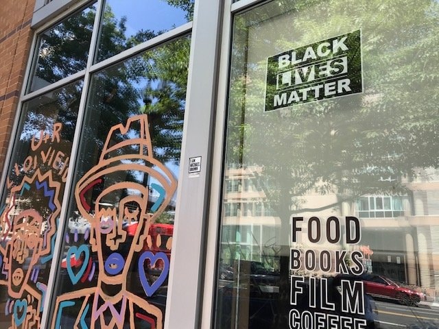 板張りの代わりに「black lives matter.(黒人の命は大切だ)」のサインを掲げる店舗も