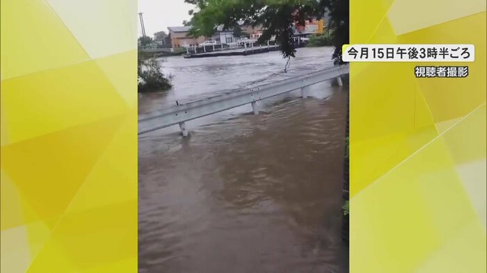 視聴者が撮影した映像 道路が水にのみ込まれてしまっている