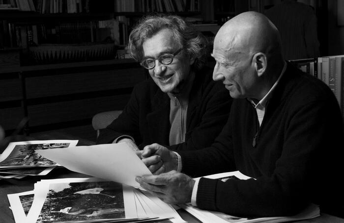 サルガド氏(右)と共に 『セバスチャン・サルガド/地球へのラブレター』撮影現場にて―2014年 © 2014 Decia Films – Amazonas Images