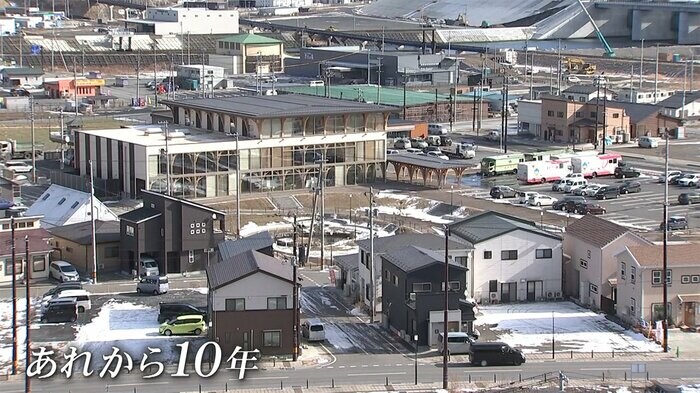 かさ上げされた土地に住宅や商店が並ぶ大槌町