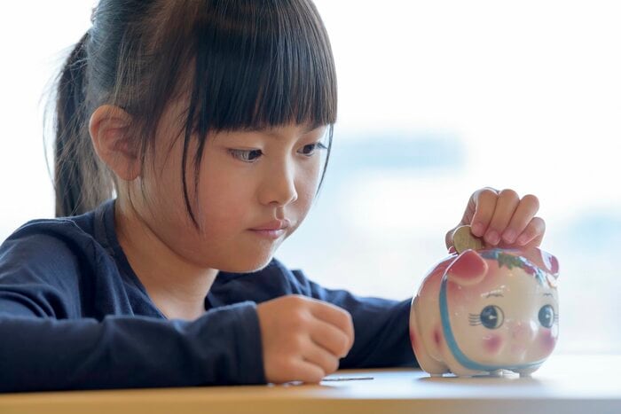 お金の尊厳に加えて、使うことも大事だと教えたい(画像:イメージ)