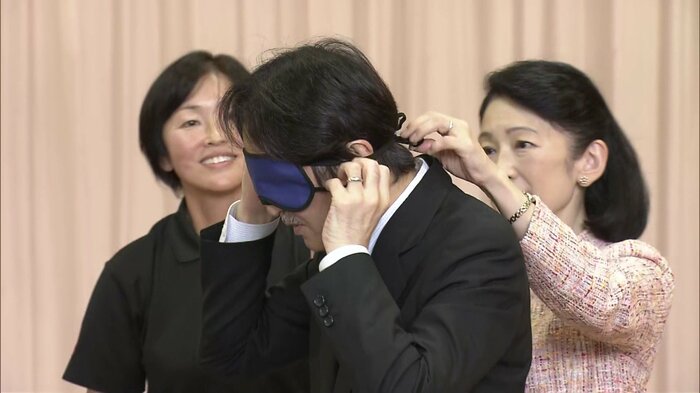 「サウンドテーブルテニス」に挑戦するためにアイマスクを着けられる秋篠宮さま