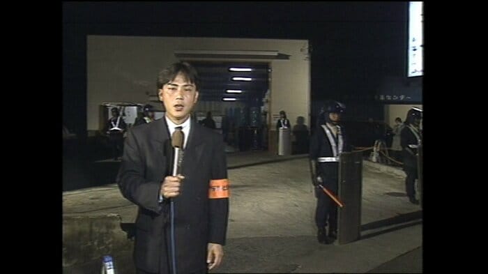 現場からリポートする多田圭志 記者(1995年当時)