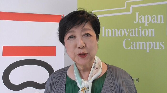 アメリカ出張中インタビューに答える小池知事