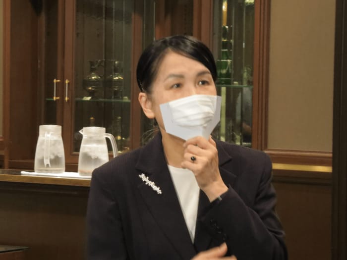 「テーブルマナー・マスク」着用する佐々木学長(提供:嵯峨美術大学)