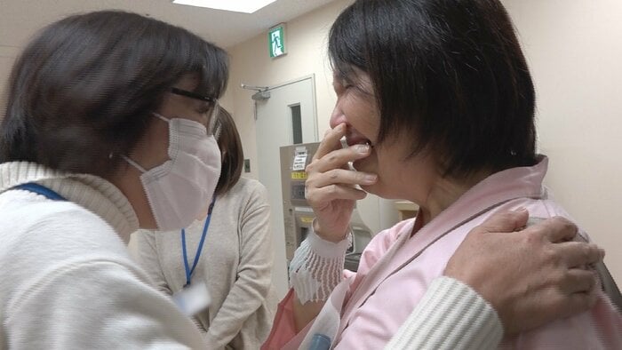 ドナー現れ、駆けつけた友人と抱き合って涙する容子さん