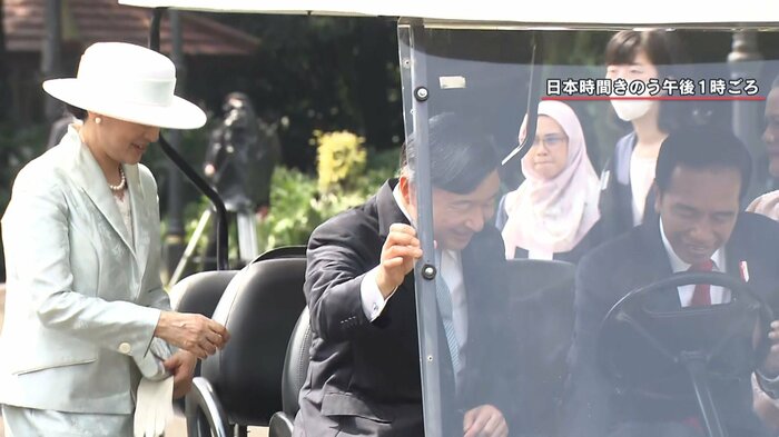 ゴルフカートに乗車される両陛下 運転席にはジョコ大統領が