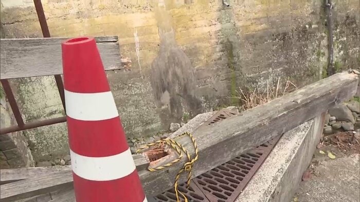 柵が完全に折れてしまっている