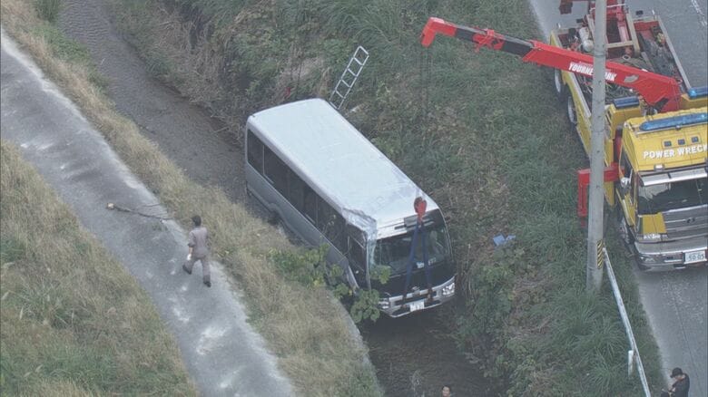 対向車線越え川に転落…トヨタ車体工場に従業員送迎中のマイクロバス 12人重軽傷 カーブ曲がり切れずか｜FNNプライムオンライン