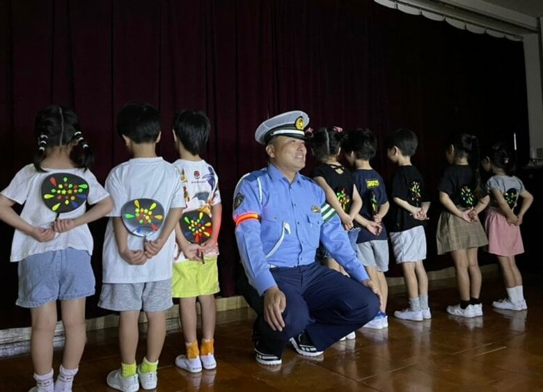 夏休みは夜の外出機会多く…園児が反射材シールを付けた“うちわ”作り 警察「暗い道を歩く時に活用して」｜FNNプライムオンライン