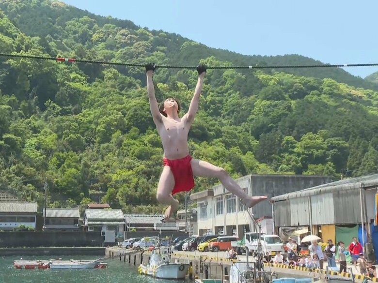 鯛汁も振舞われる…三重県熊野市の漁港で「ほうばい祭り」海上での綱渡り大会は子供の部で5歳男の子が優勝｜FNNプライムオンライン