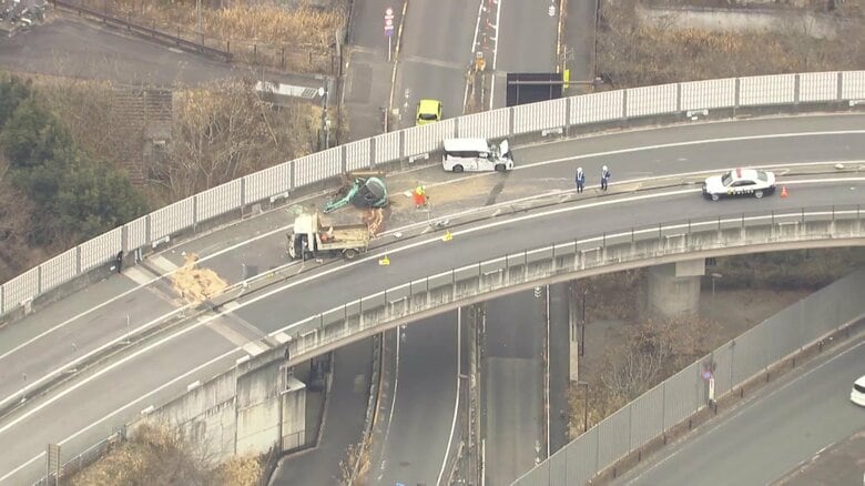 トラックがカーブ曲がりきれず反対車線の車に衝突…圏央道・高尾山IC付近で3台絡む事故、6人けが 東京・八王子市|FNNプライムオンライン