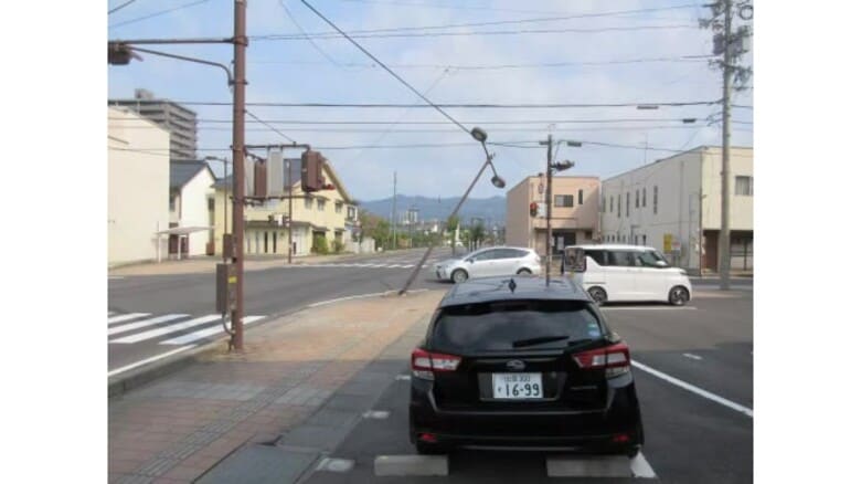 出雲市でまた照明灯の支柱倒れる…1月の転倒事故受けた緊急点検も異常なし　支柱に擦り傷も…原因調査中｜FNNプライムオンライン