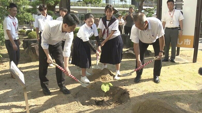 広島への原爆投下から80年…市中心部で被爆した木の子孫にあたる苗木を中学生が植樹 「戦争がなくなってほしい」｜FNNプライムオンライン