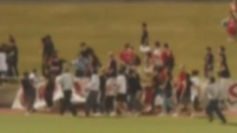 サッカー天皇杯で負けたレッズの一部サポーターが暴徒化 警備員を投げ飛ばす　動画に映った「恐怖の試合後」｜FNNプライムオンライン