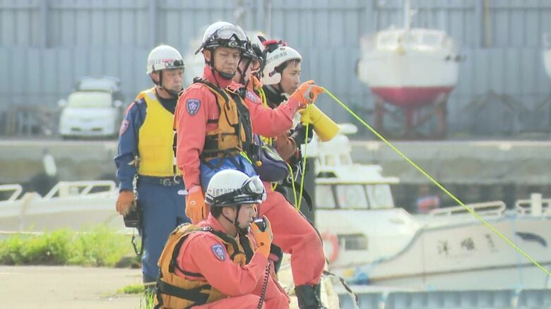 【踏み間違いか】高齢男性の死亡を確認…港で乗用車が海に転落した事故‐動く車に「落ちるよ」と声をかけると「慌てた様子でアクセルを踏んだ」〈北海道函館市〉｜FNNプライムオンライン
