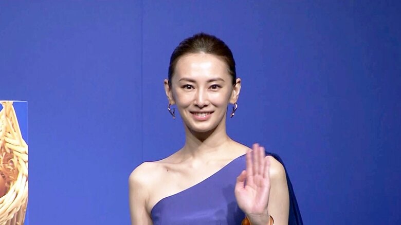 “月の女神”北川景子、青の肩出しドレスで魅了 「青が好き」結婚式でも… 意外な習慣も告白｜FNNプライムオンライン