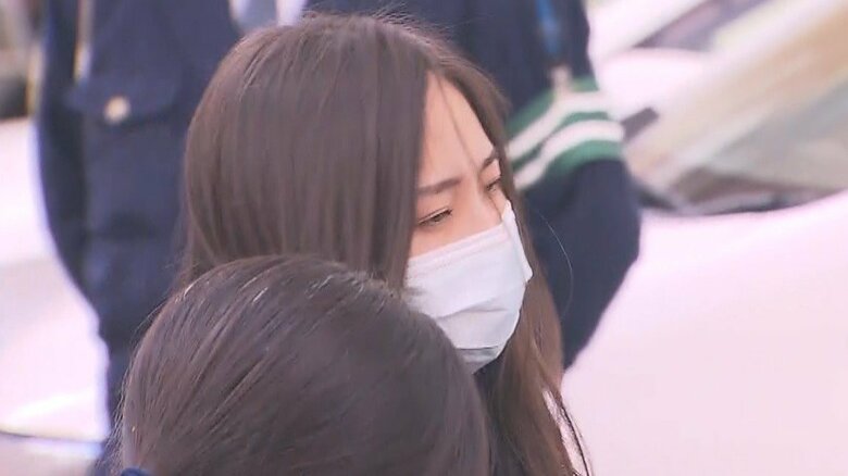 鶴見署に連行される橋本佳歩容疑者(25)(11日午前)