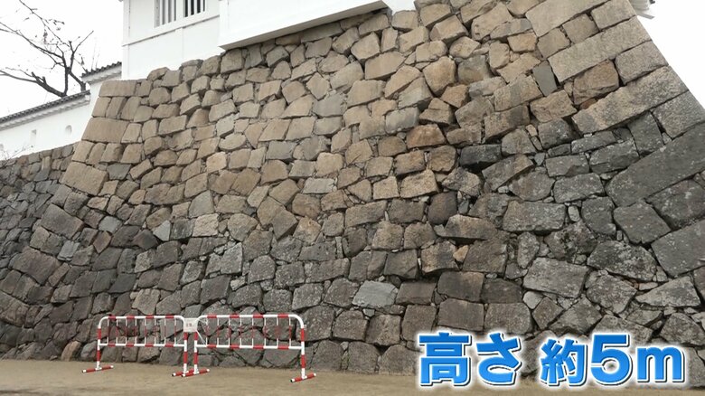 男性らがよじ登っていた「月見櫓」の石垣