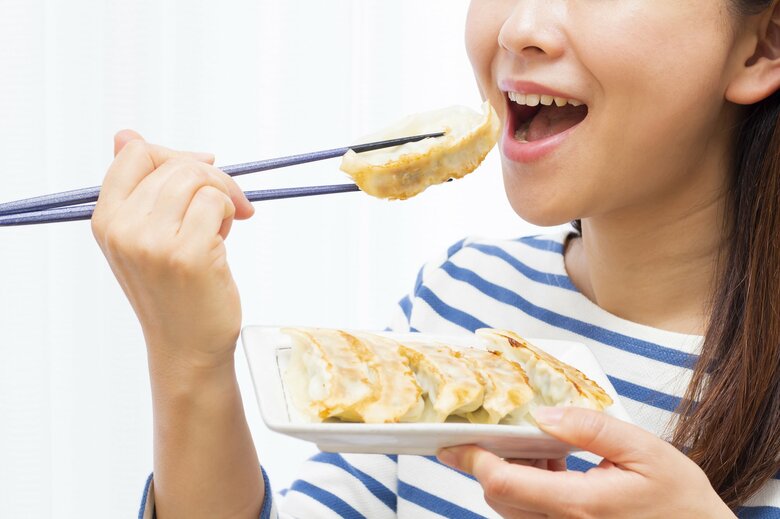 においが強いものを食べたり唾液が少なくなったりした時に出る口臭は、誰にでも出るもの（画像はイメージ）