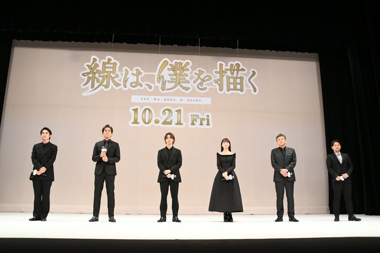 （左から）細田佳央太さん、江口洋介さん、横浜流星さん、清原果耶さん、三浦友和さん、小泉徳宏監督