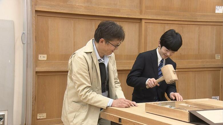 木槌の重さを確められる悠仁さま