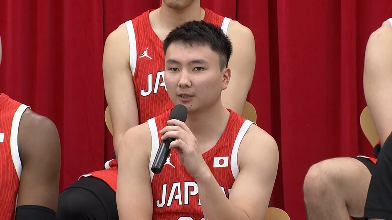 富永啓生選手（10日、都内会見で）
