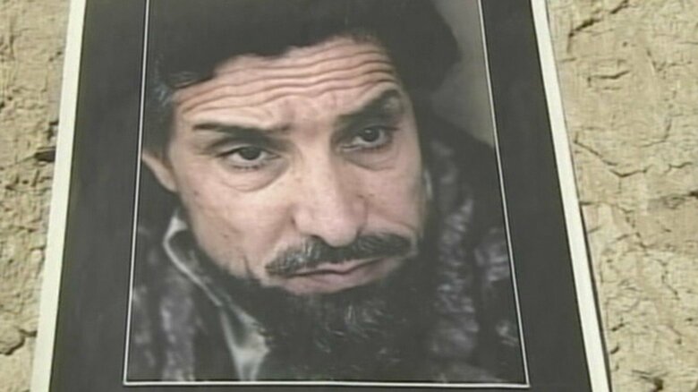 検問所に張られた故マスード北部同盟最高司令官の写真　