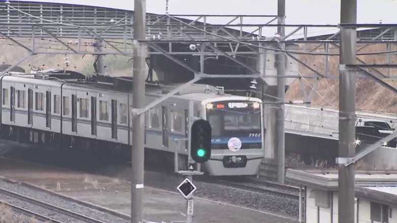 「電車の席に座る権利」をメルカリに出品で物議…この行為はセーフ? それともアウト?