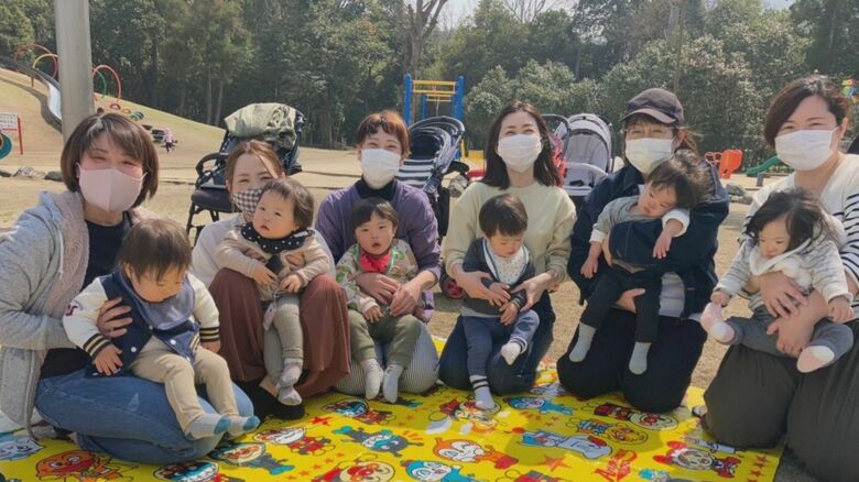 交流を深める（右から2人目が鮎美さんと綾乃佑くん）