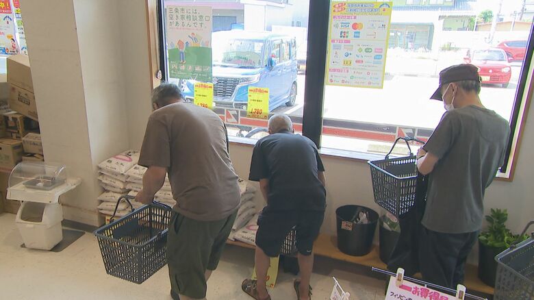 備蓄米求め行列も