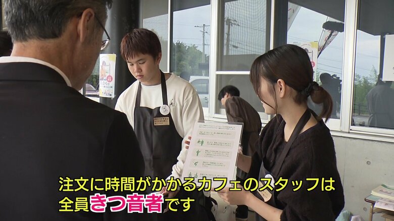 来店客に声をかける竹田千笑さん