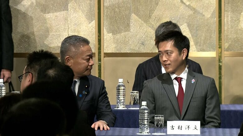 日本維新の会の臨時党大会に臨む馬場伸幸前代表（左）と吉村洋文代表（2024年12月1日）