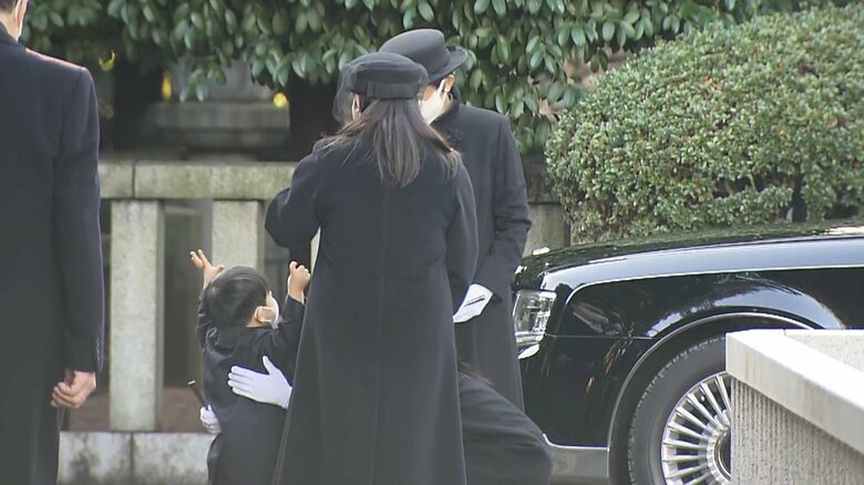 拝礼後、承子さまが、穣くんにハグされる場面もみられた