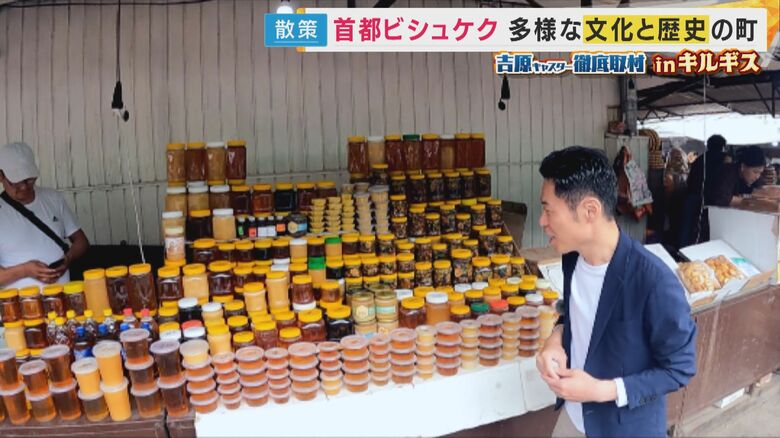 市場のあちらこちらに蜂蜜の店