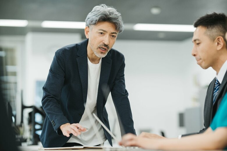 おしゃべりな人が話し続けてよくわからない結論に…そんな会議の経験あるはず（画像：イメージ）