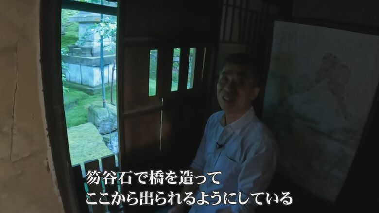 この窓から外へと出られるようになっている