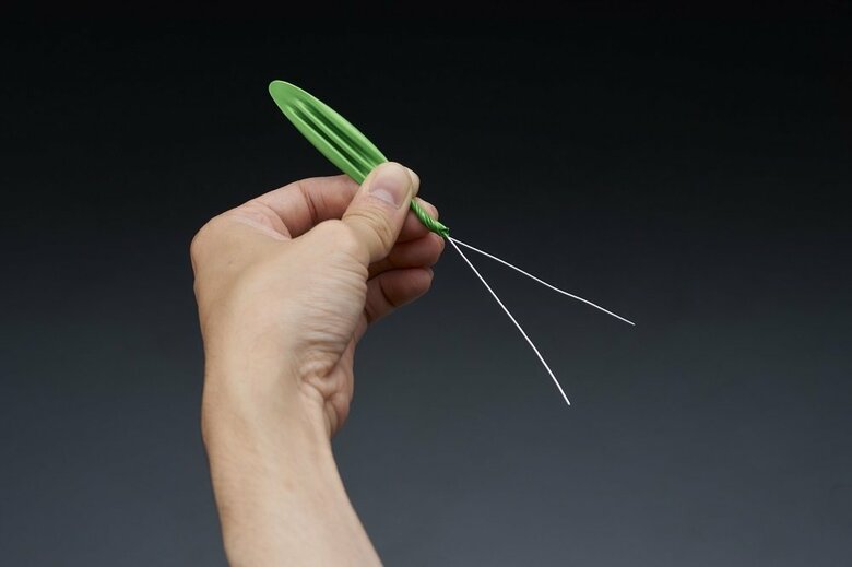 制作工程3　根元を風船と針金一緒にねじる