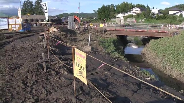 台風13号による大雨で近くを流れる川から大量の土砂が
