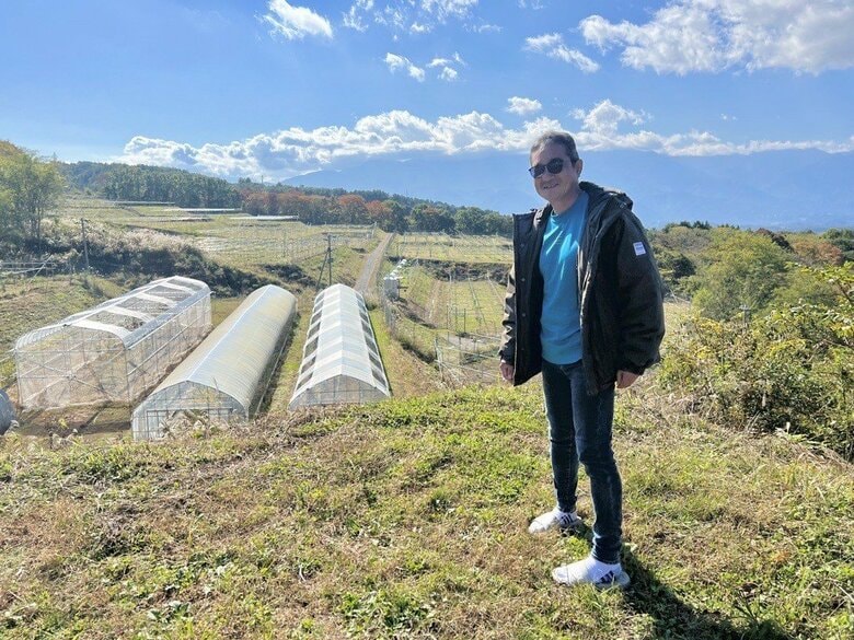 大場修さん、ターコイズブルーのTシャツはこだわりのチームグッズ