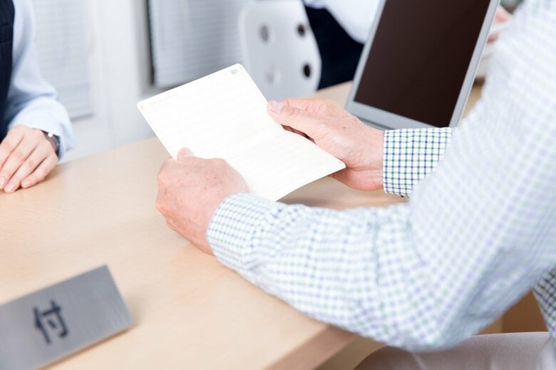 券面だけの確認で偽造を見抜けるかは窓口の担当者に依存