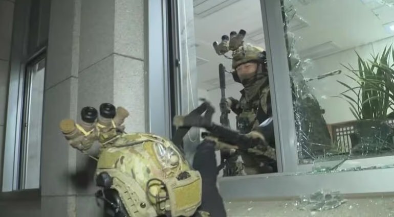 国会議事堂の窓ガラスを割り建物内に進入する兵士
